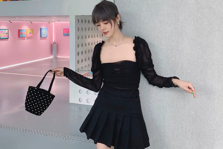 经典黑色百褶短裙，演绎时尚百变造型