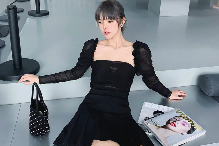 经典黑色百褶短裙，演绎时尚百变造型
