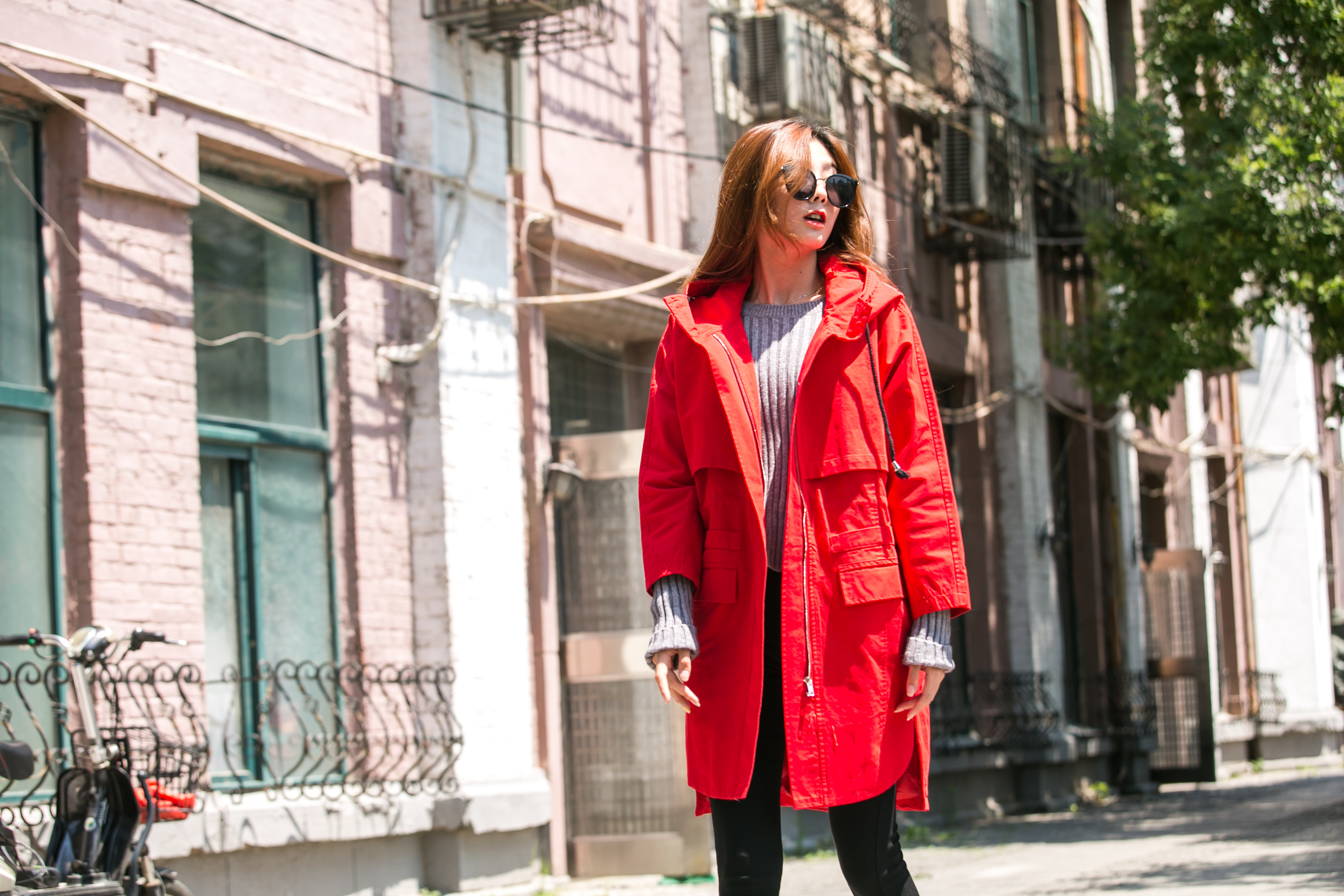 大红色中长款休闲外套，穿出不一样的美