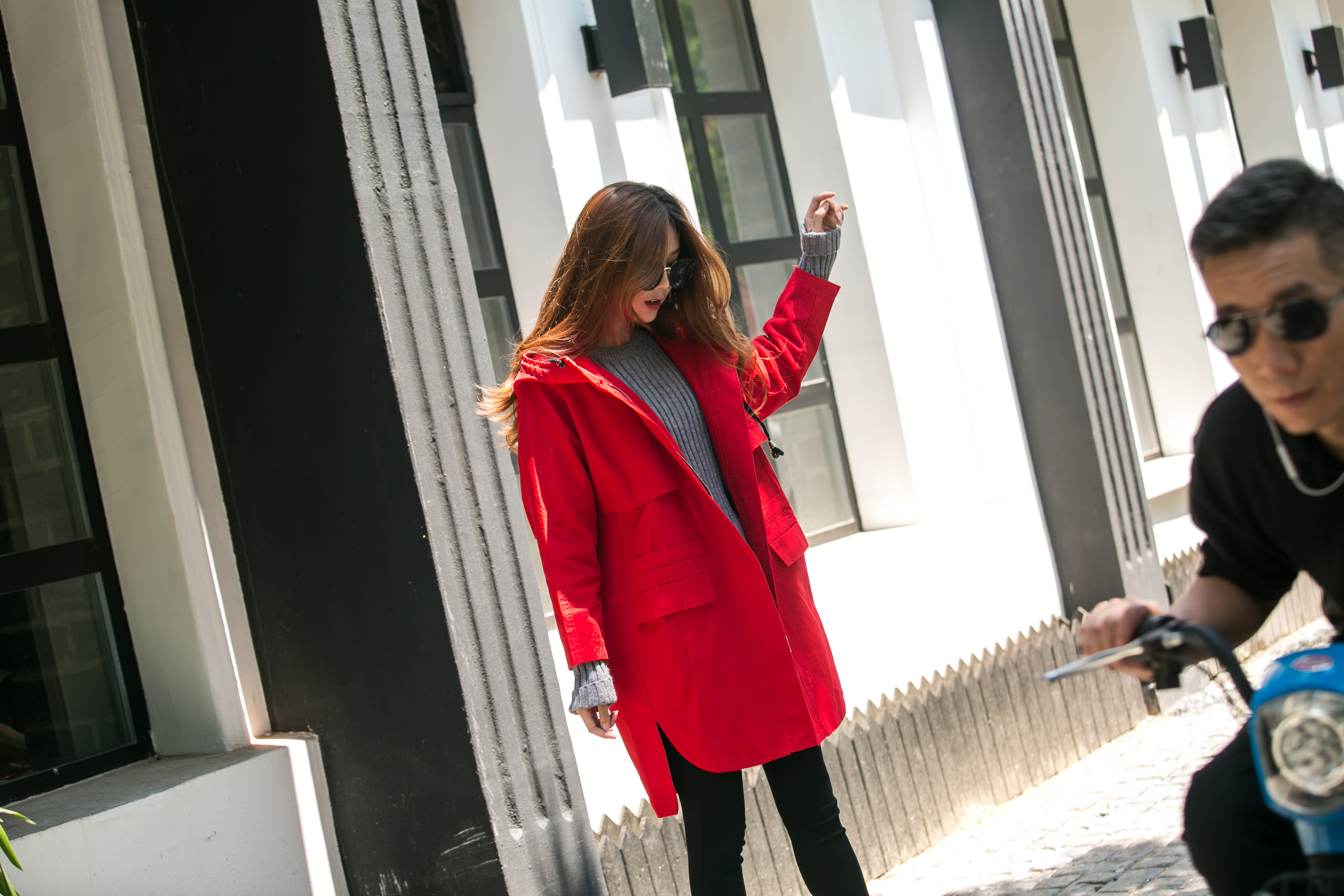 大红色中长款休闲外套，穿出不一样的美