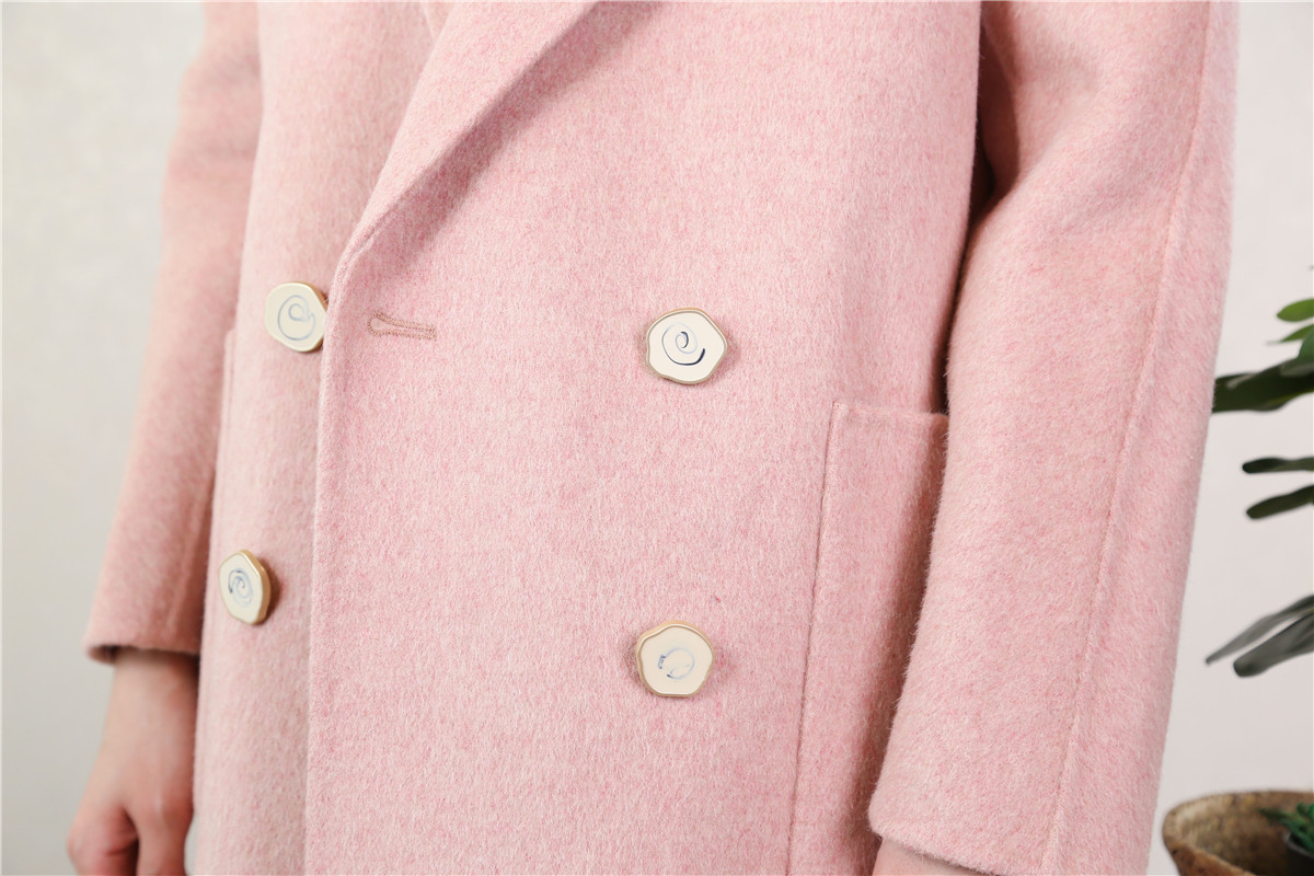 初春粉色系，用温柔大衣提升魅力