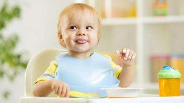宝宝学吃饭，这些宝宝专用餐具你准备了吗