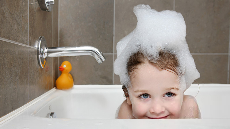 3种神器帮你解决孩子洗头哭闹问题