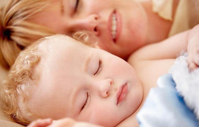 宝宝总是半夜醒来哭闹，及时改善健康成长
