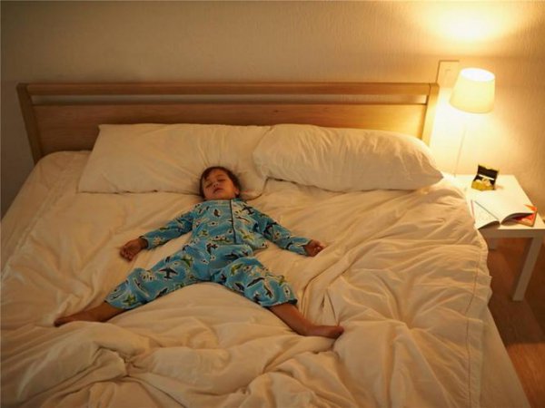 晚上睡觉能贴暖宝宝在被子里面吗 晚上睡觉可以贴暖宝宝在被子里面吗